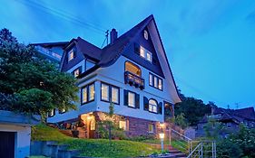 Familienglück im Schwarzwaldhaus mit Schlossblick